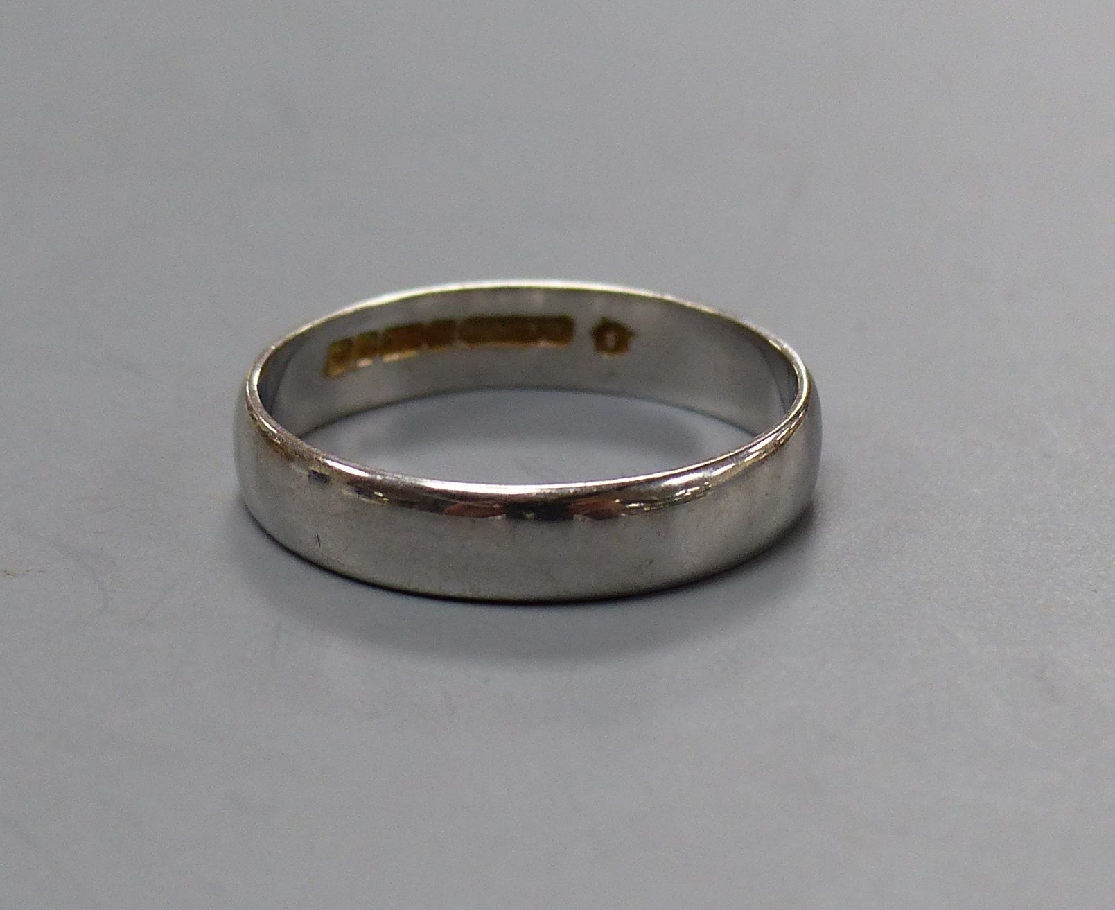 An 18ct white gold (750) wedding band, size P, 3.3g